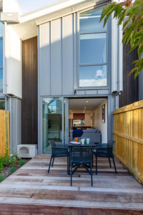 City Lights Retreat with Carpark 2 Bed 2 Bath, Christchurch